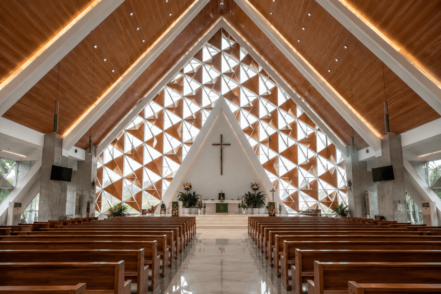 Interior Gereja Kemah Ibadat Airnona